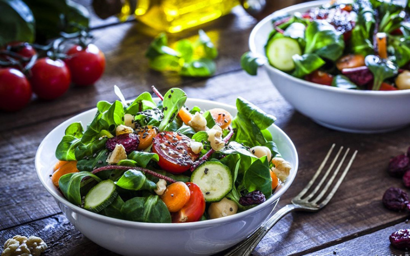 Salad trộn rau bina - Món ăn hỗ trợ giảm mỡ máu