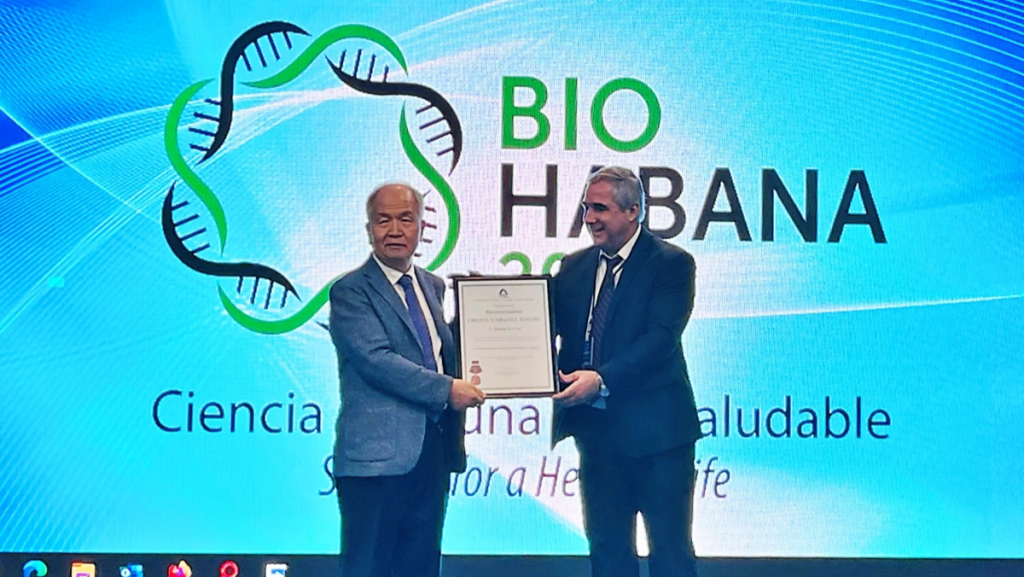 CEO Raydel – Lee Byung-ku nhận Huân chương Carlos Finlay