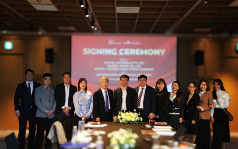 Đại diện hai doanh nghiệp và TS. Lê Mạnh Cường – Phó Viện trưởng Viện Hàn lâm Y Dược học Cổ truyền Việt Nam