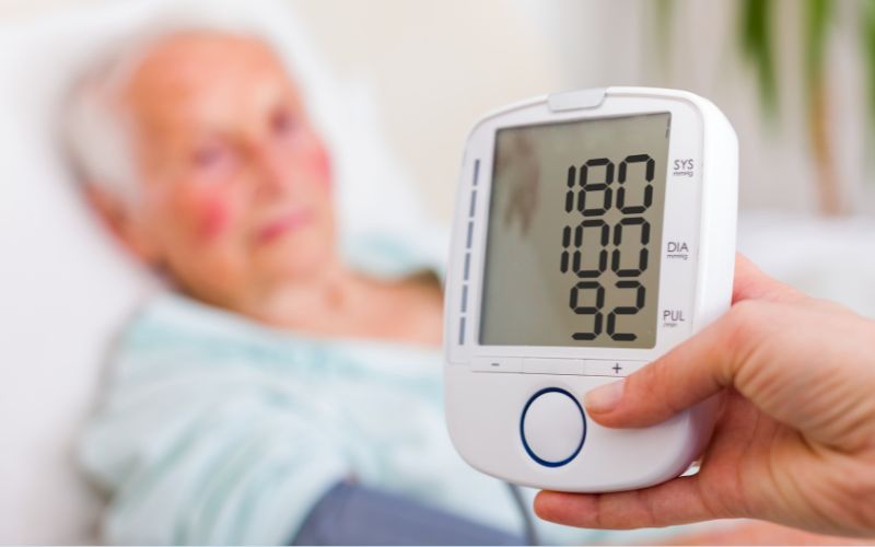 Cholesterol xấu rất nguy hiểm gây nhồi máu cơ tim, đột quỵ, tăng huyết áp,...