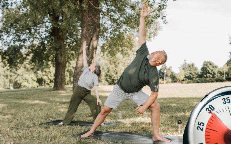 Vận động 30 phút mỗi ngày không chỉ giúp giảm cholesterol xấu (LDL) mà còn tăng cholesterol tốt (HDL)