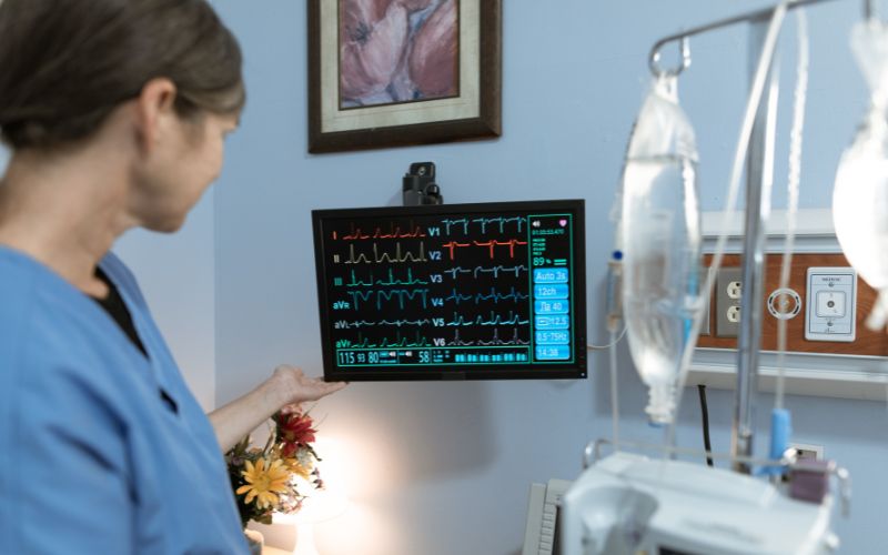 Đọc điện tâm đồ là một trong những cách chẩn đoán chính xác nhồi máu cơ tim