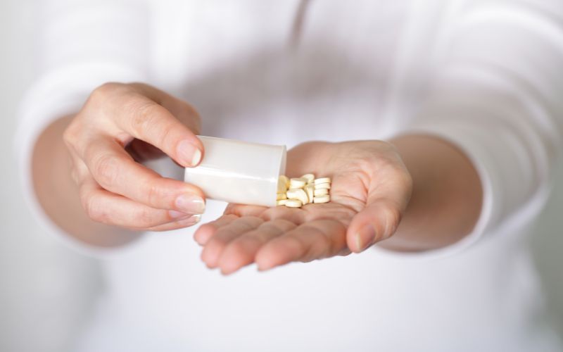 Cho bệnh nhân uống thuốc Aspirin hoặc Nitroglycerin được bác sĩ kê sẵn