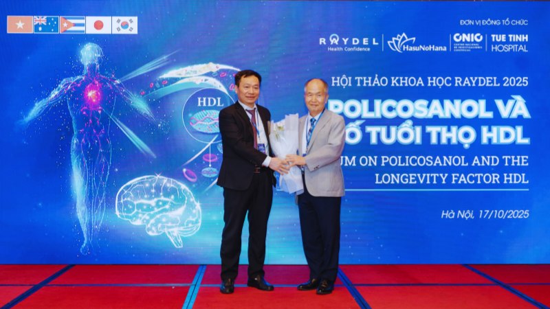 Ông Lee Byeong-ku – CEO Tập đoàn Raydel nhận hoa từ PGS.TS Lê Mạnh Cường – Giám đốc Bệnh viện Tuệ Tĩnh